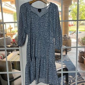 Nice flower blue print dress!